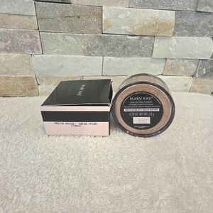 Mary Kay Silky Setting Powder in Medium Beige